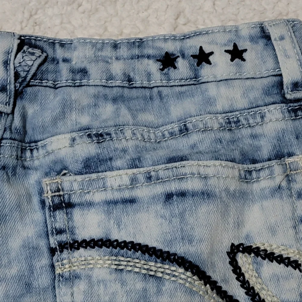 Hippie laundry shorts. Size 5 like new. Beautiful embroidered flowers on front - Picture 4 of 7